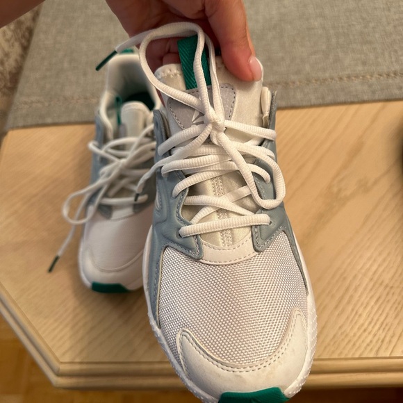 REBOOK RUNNING SHOES - Picture 8 of 13